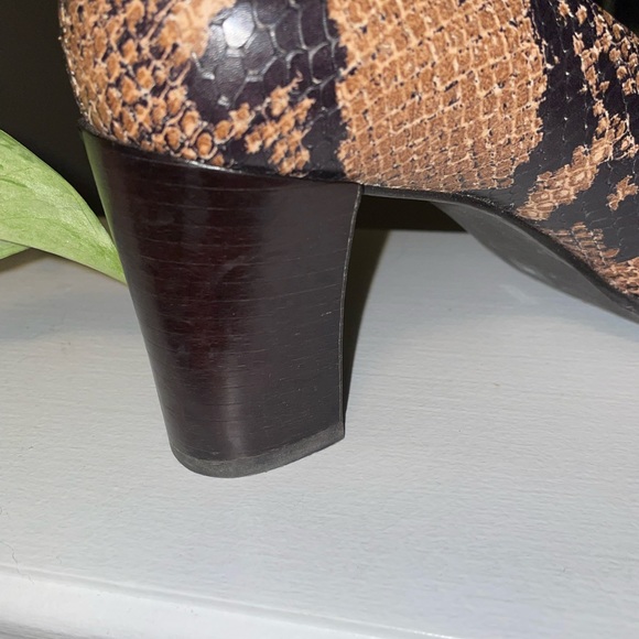 NINE WEST Snake Skin Leather upper with stacked heel - Picture 5 of 9